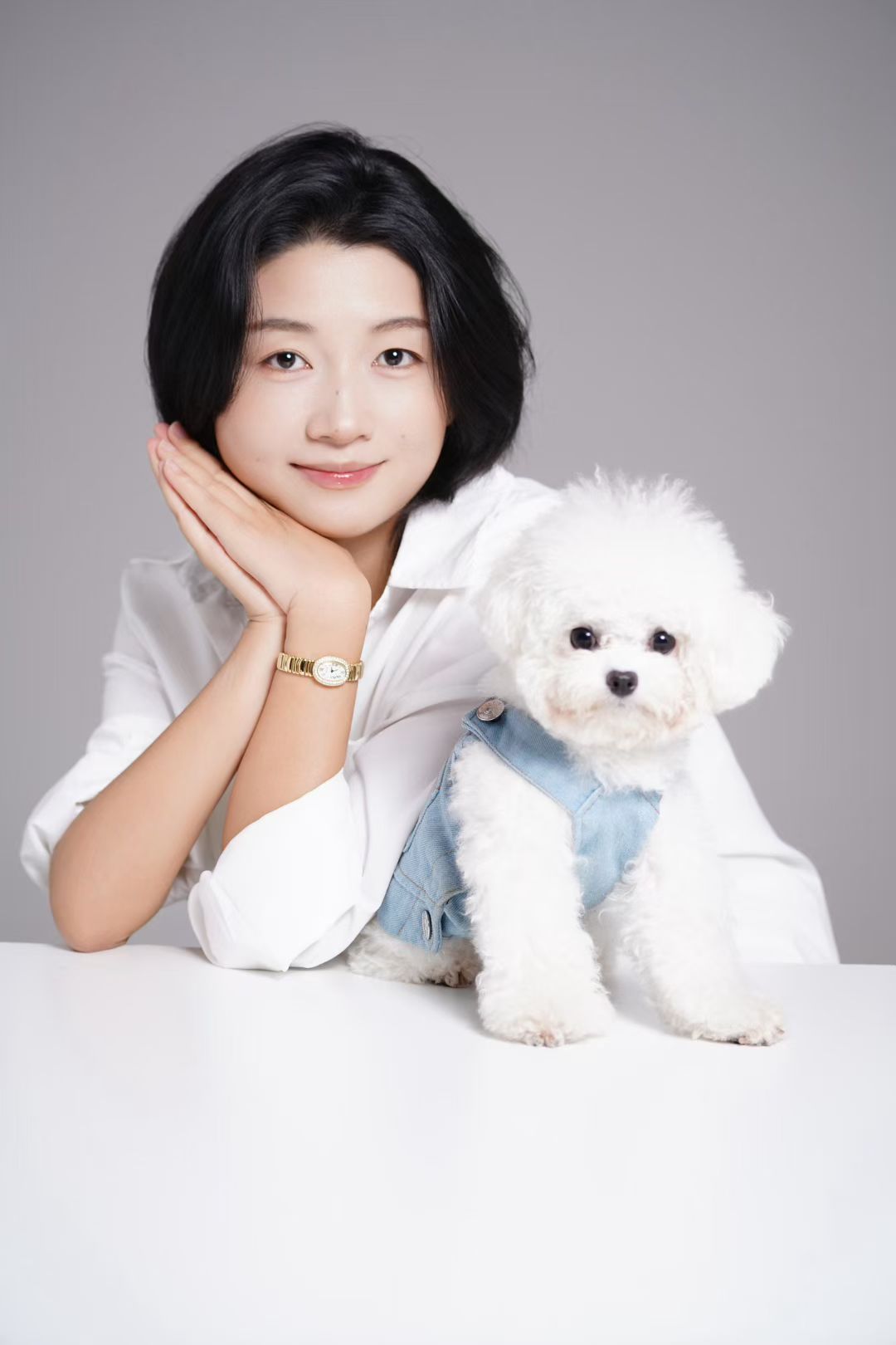 Jessica smiling with her Bichon